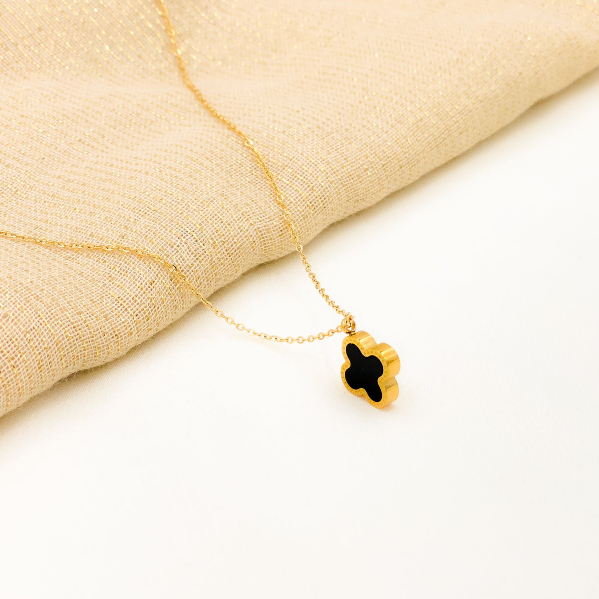 Four Leaf Clover Pendant – Amber